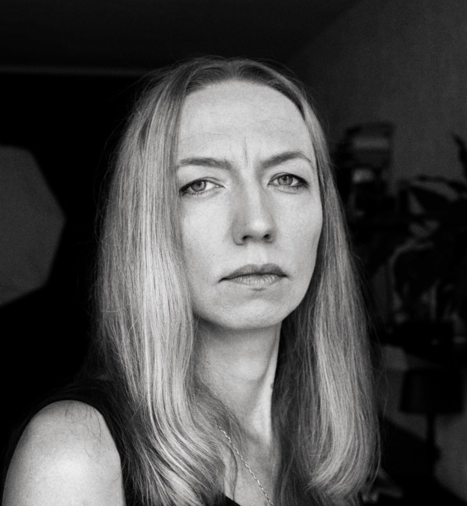 Zdjęcie czarno-białe portretowe psycholog Katarzyna Karczmarz